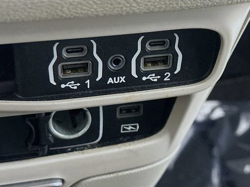 Used 2022 Chrysler Pacifica Touring-L FWD image 34