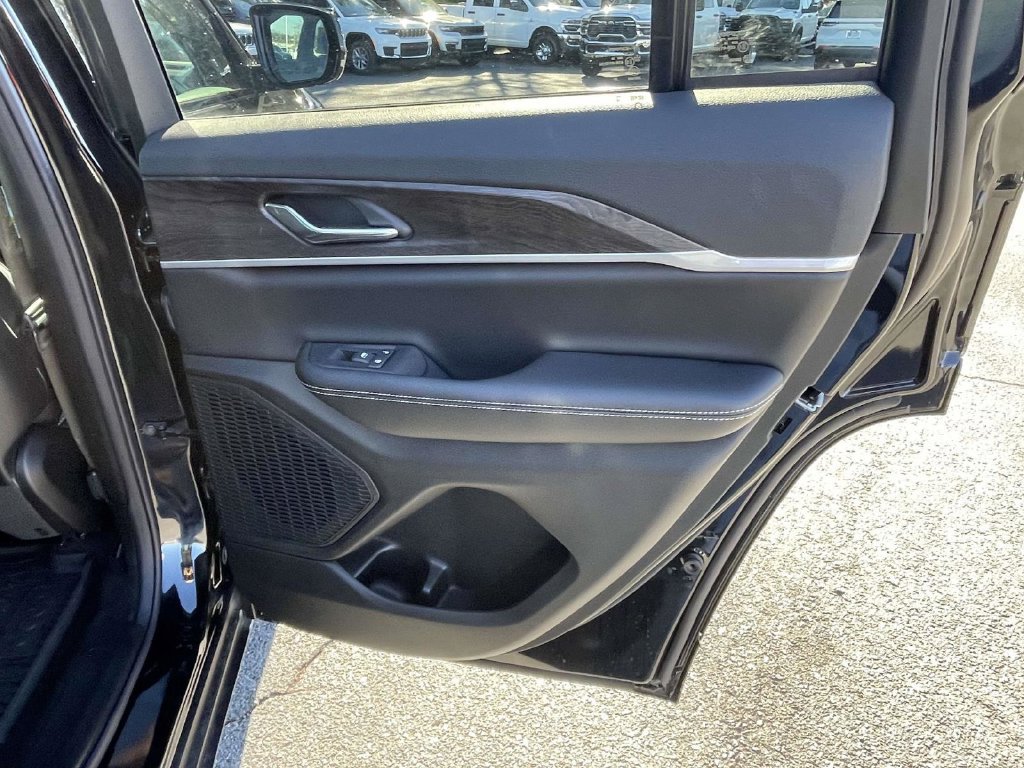 New 2026 Jeep Grand Cherokee Altitude AWD/4WD image 18