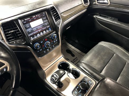 Used 2014 Jeep Grand Cherokee Overland w/ Advanced Technology Group AWD/4WD image 34