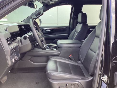 Used 2025 Chevrolet Suburban Z71 AWD/4WD image 5
