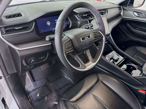 Used 2023 Jeep Grand Cherokee Limited w/ Black Appearance Package image 17