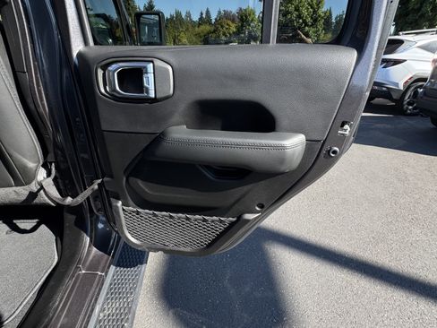 Used 2022 Jeep Wrangler Unlimited Sahara image 15