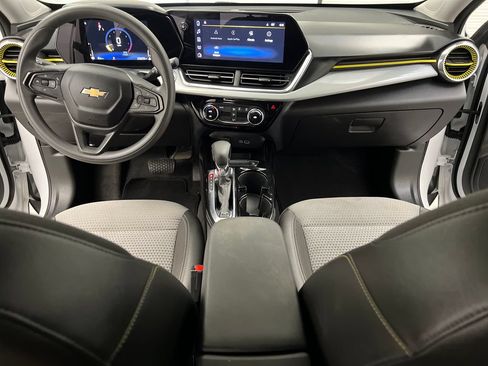 Used 2025 Chevrolet Trax LT FWD image 40