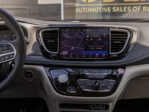 Used 2024 Chrysler Pacifica Limited FWD image 27
