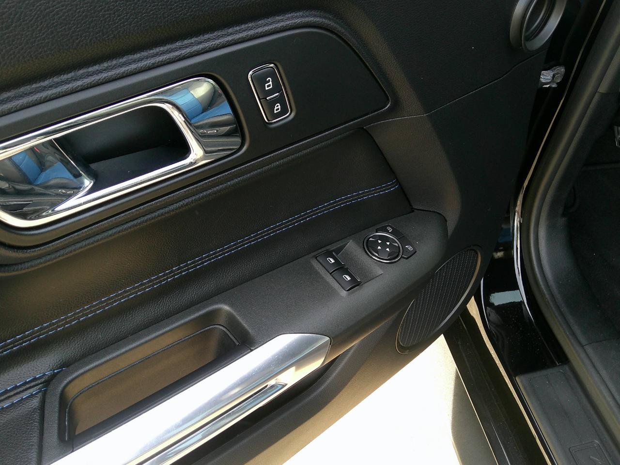 Used 2016 Ford Mustang GT w/ Black Accent Package RWD image 9