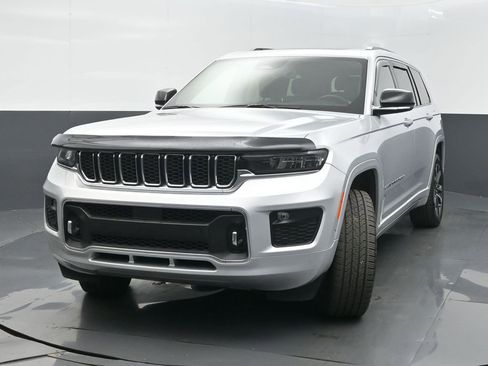 Used 2022 Jeep Grand Cherokee L Overland w/ Luxury Tech Group IV image 3