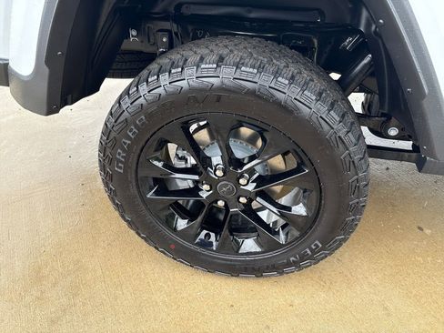 New 2025 Jeep Gladiator Sport image 5