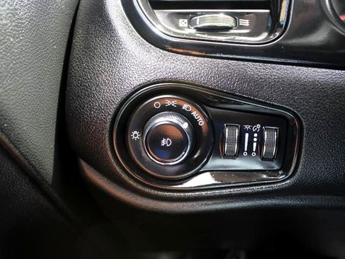 Used 2018 Jeep Renegade Altitude w/ UConnect 8.4 Nav Group image 27