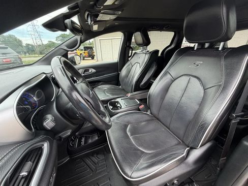 Used 2019 Chrysler Pacifica Limited w/ Advanced Safetytec Group FWD image 13