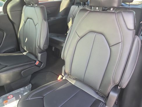 New 2027 Chrysler Pacifica Select FWD image 10