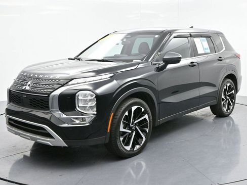 Used 2022 Mitsubishi Outlander SE image 3