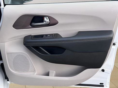 Used 2023 Chrysler Voyager LX image 29