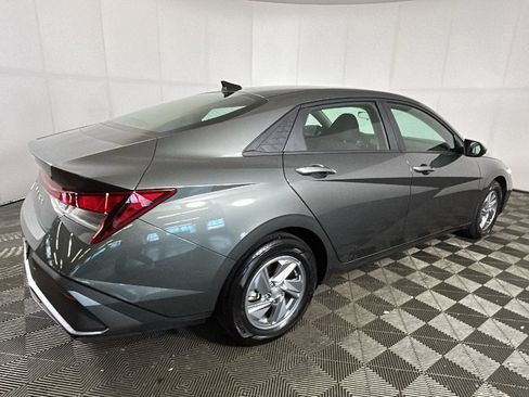 Certified 2024 Hyundai Elantra SE FWD image 3