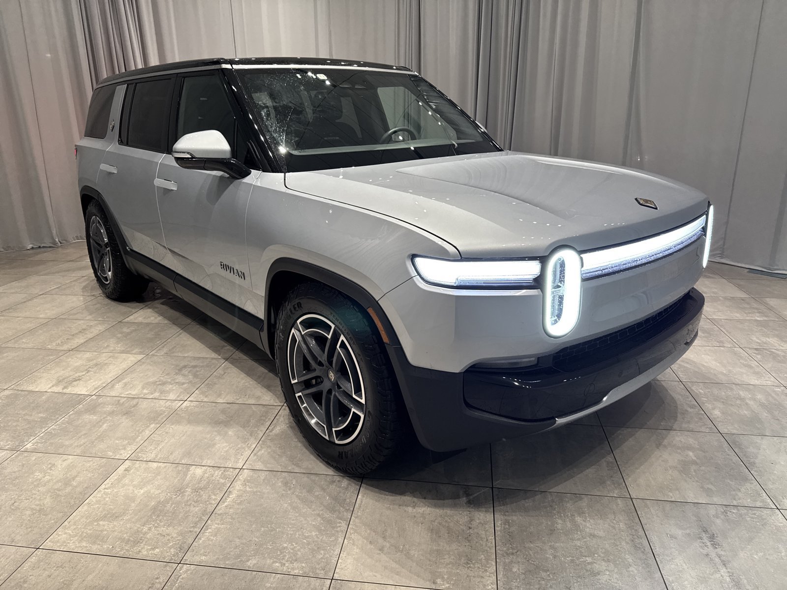 Used 2025 Rivian R1S Adventure Dual AWD/4WD image 3