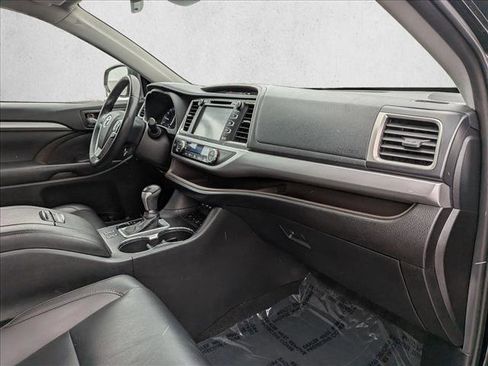 Used 2019 Toyota Highlander XLE image 22