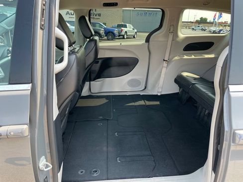 Used 2023 Chrysler Pacifica Touring-L FWD image 45