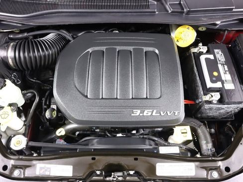 Used 2018 Dodge Grand Caravan SE w/ UConnect Hands-Free Group image 32