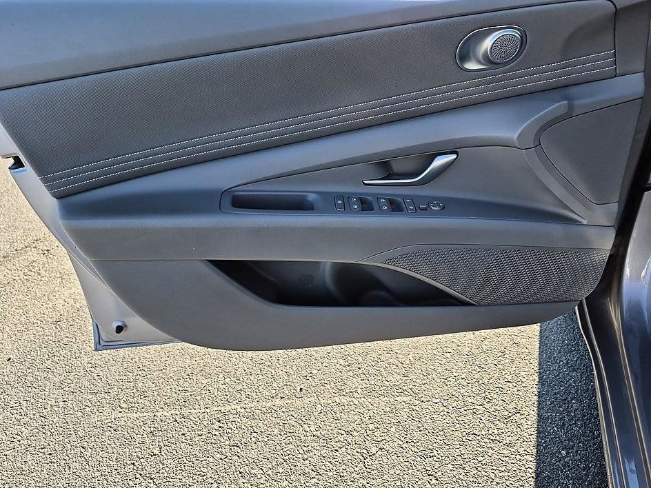Used 2025 Hyundai Elantra SEL FWD image 12