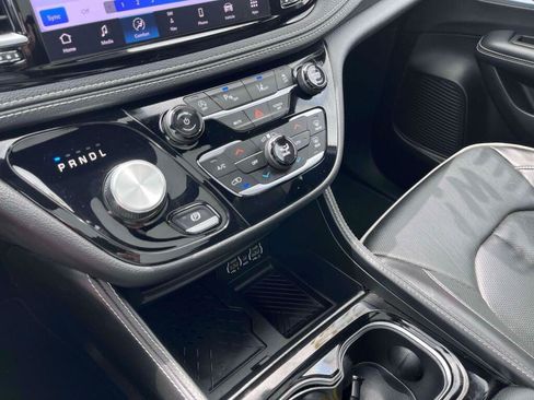 Used 2025 Chrysler Pacifica Limited FWD image 31