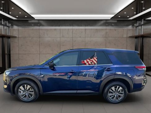 Used 2022 Nissan Pathfinder S image 3