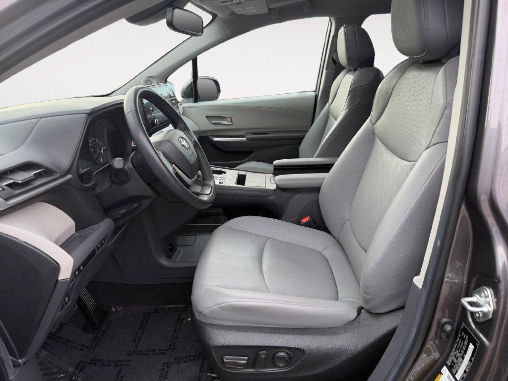 Used 2024 Toyota Sienna XLE w/ XLE Plus Package AWD/4WD image 6