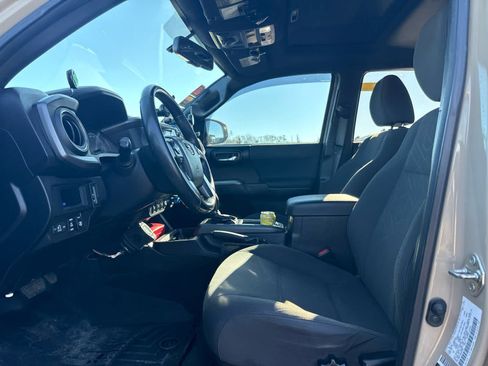 Used 2017 Toyota Tacoma TRD Off-Road image 3