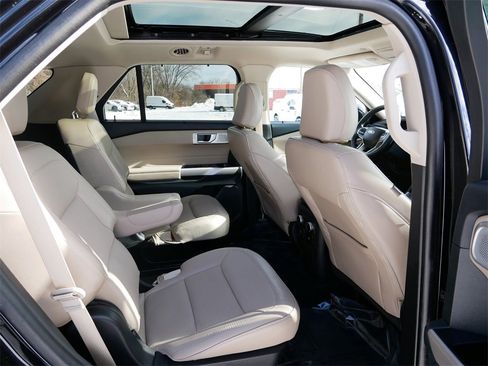 Certified 2023 Ford Explorer Limited w/ Limited Technology Package image 9