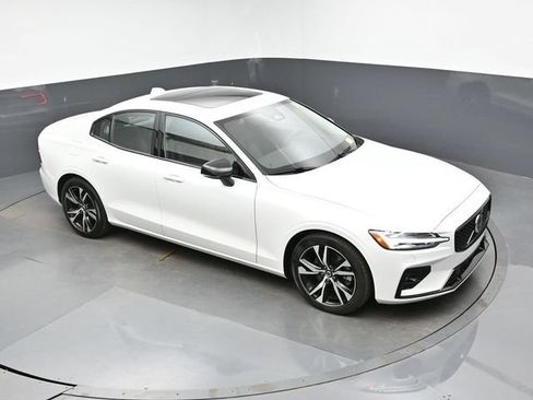 Used 2025 Volvo S60 B5 Core FWD image 18