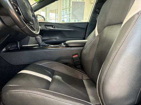 Used 2025 Toyota Camry SE w/ Convenience Package FWD image 11