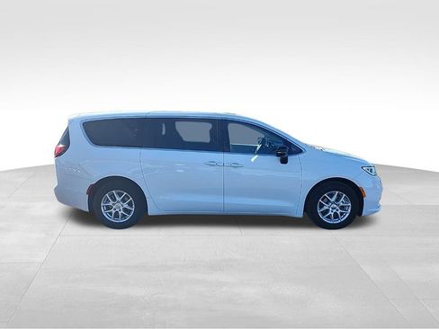 Used 2024 Chrysler Pacifica Touring-L FWD image 32