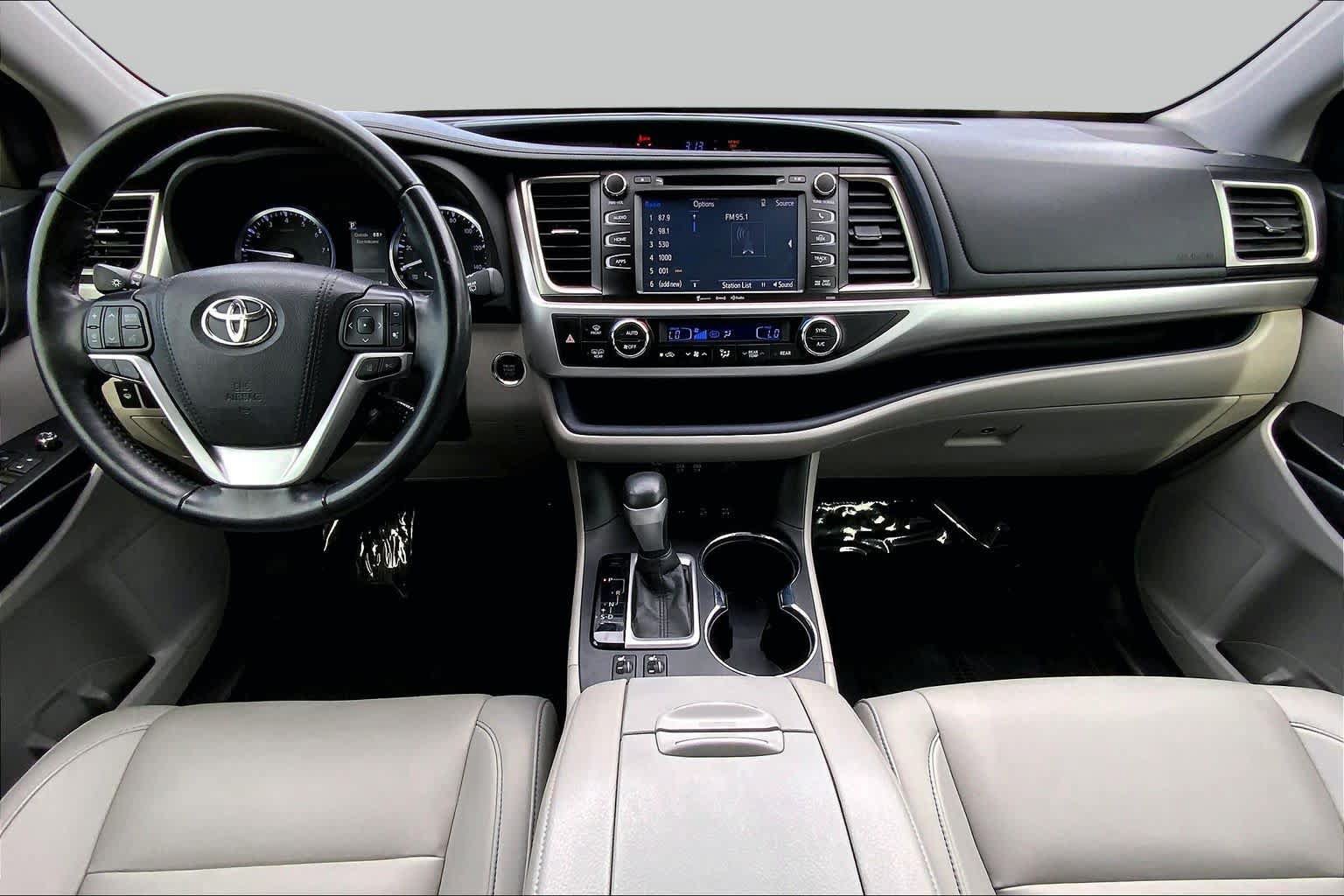 Used 2019 Toyota Highlander XLE AWD/4WD image 16