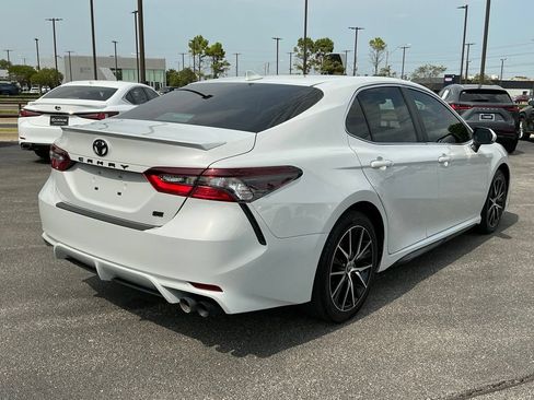 Used 2022 Toyota Camry SE FWD image 3