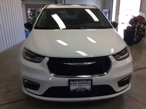 Used 2024 Chrysler Pacifica Limited w/ Trailer Tow Group image 9