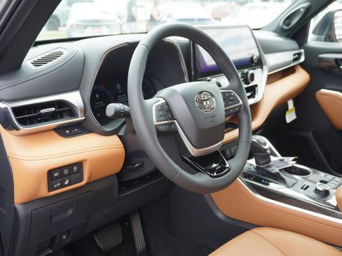 New 2026 Toyota Highlander Platinum AWD/4WD image 23