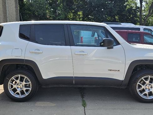 Used 2023 Jeep Renegade Latitude AWD/4WD image 8