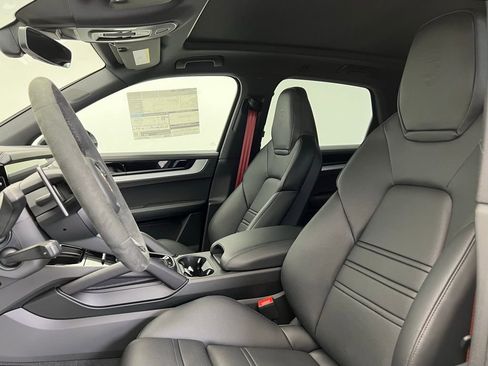 Used 2025 Porsche Cayenne image 5