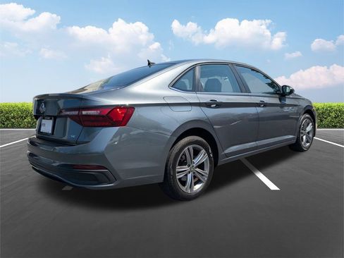 Used 2024 Volkswagen Jetta SE FWD image 5