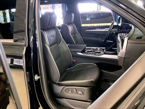 Used 2025 Cadillac Escalade Sport image 9