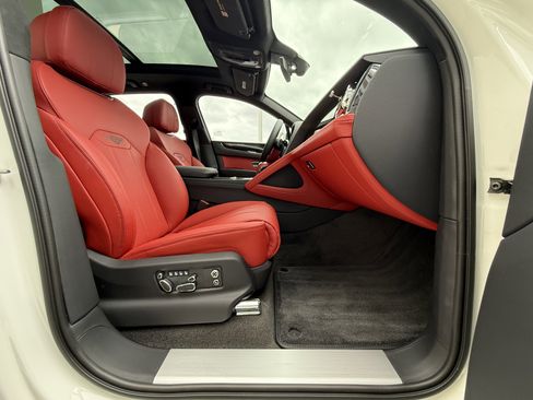 Used 2025 Bentley Bentayga V8 image 2