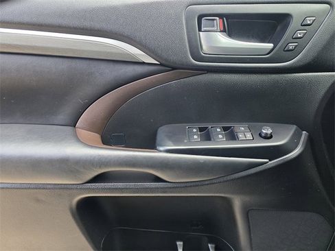 Used 2018 Toyota Highlander Limited image 17
