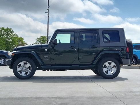 Used 2010 Jeep Wrangler Unlimited Sahara AWD/4WD image 5