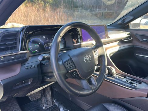 Used 2023 Toyota Crown Limited image 12