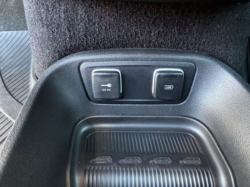 Used 2020 Chrysler Pacifica Touring-L Plus image 24