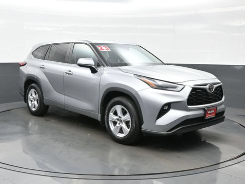 Used 2023 Toyota Highlander LE AWD/4WD image 8