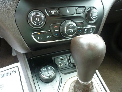 Used 2014 Jeep Cherokee Trailhawk w/ Comfort/Convenience Group AWD/4WD image 29