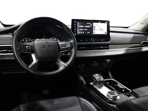 Used 2025 Mitsubishi Outlander SE AWD/4WD image 2