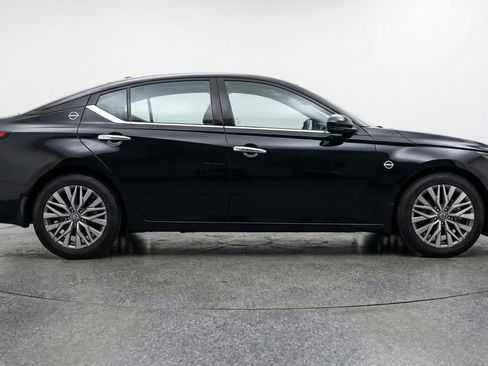 Used 2025 Nissan Altima 2.5 SV FWD image 11