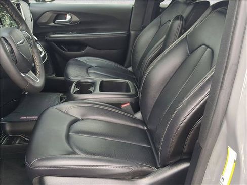Used 2025 Chrysler Pacifica Select FWD image 15