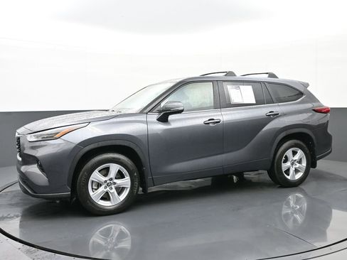 Used 2023 Toyota Highlander LE FWD image 6