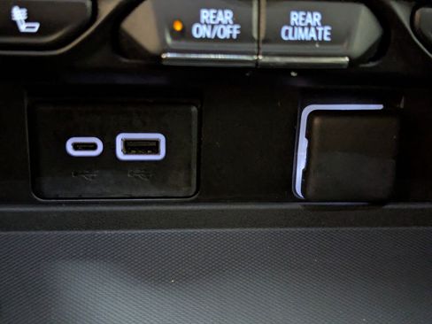 Used 2024 Chevrolet Suburban LT image 28